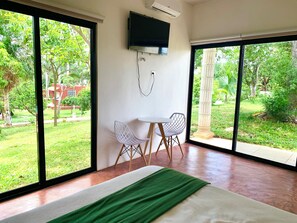 Chambre Standard, climatisation, vue piscine | 1 chambre, couette en duvet d'oie, minibar, rideaux occultants