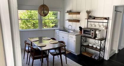 Cozy cottage with 1 bedroom and WiFi, AC in wonderful West Hollywood