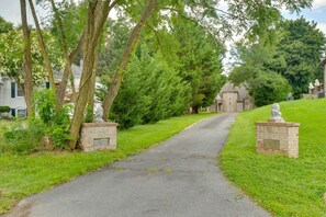 Property grounds - Silver Stone Castle Guest Wing in Silver Spring with Game Room, Pool Table, etc. (Silver Spring)