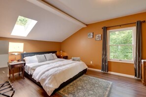 3 bedrooms, iron/ironing board, travel crib, free WiFi - Silver Stone Castle Guest Wing in Silver Spring with Game Room, Pool Table, etc. (Silver Spring)