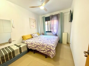 1 bedroom, desk, iron/ironing board, travel cot - Estancias Mensuales Terrassa (Terrassa)