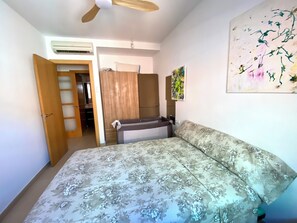 1 slaapkamer, een bureau, een strijkplank/strijkijzer, reisbedje