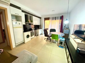 Jääkaappi, mikroaaltouuni, uuni, liesi