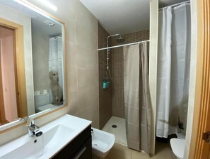 Shower, hair dryer, towels, soap - Estancias Mensuales Terrassa (Terrassa)