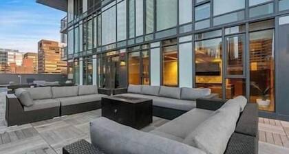Calgary Tower View | King Bed | Pool | Gym | AC