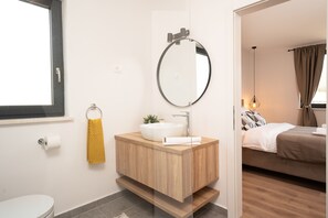 Suihku, hiustenkuivaaja, pyyhkeet, saippua