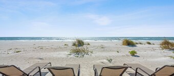 Adorable Beachfront Studio, Private Beach, Originally Part of Starfish Motel