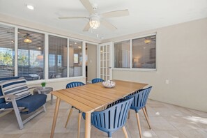 Dining - Beachfront Cozy Condo: Sand n Gulf Steps Away (Longboat Key)