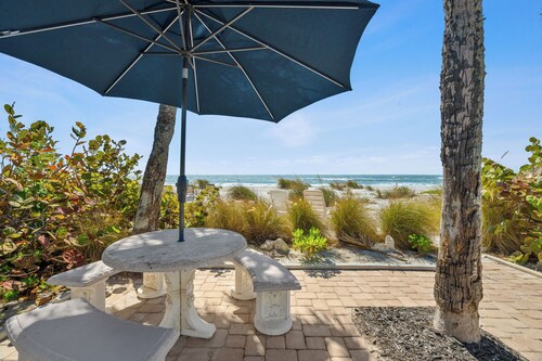 Beachfront Cozy Condo: Sand n Gulf Steps Away