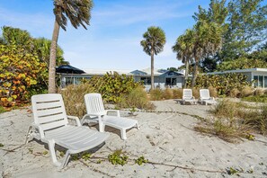 Property grounds - Beachfront Cozy Condo: Sand n Gulf Steps Away (Longboat Key)