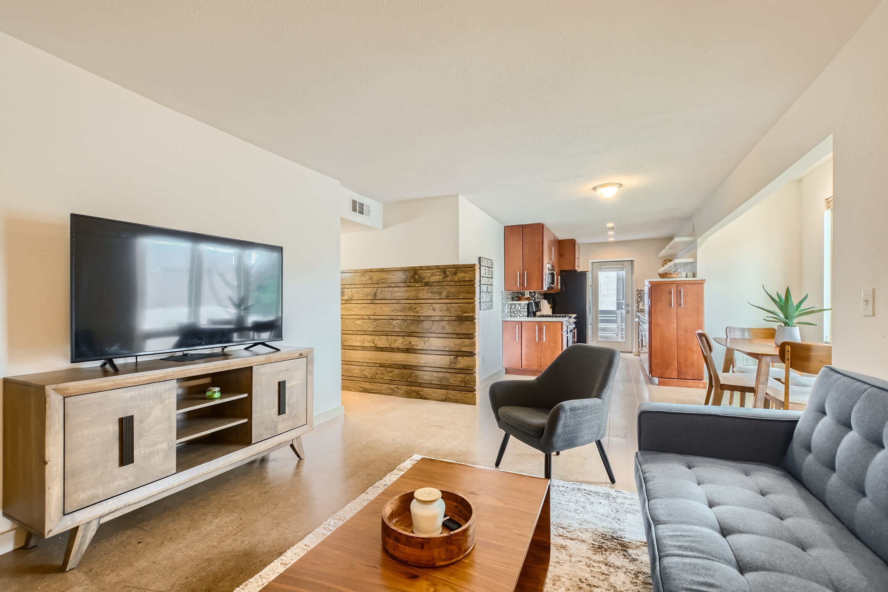 Modern 2BR/2BA APT in Prime Dallas Neighborhood