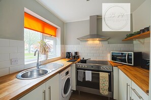 House | Private kitchen | Fridge, microwave, oven, stovetop - Popular Contractor 2-bed House in Lincoln (Lincoln)