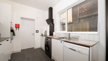 Maison | Cuisine privée | Réfrigérateur, micro-ondes, four, plaque de cuisson