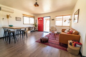 Böcker, ett musikbibliotek och en stereo