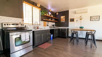 Réfrigérateur, four, plaque de cuisson, cafetiÚre/bouilloire