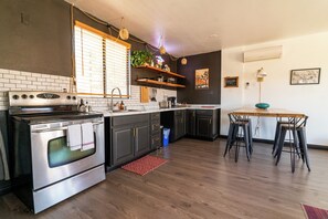 Refrigerador, horno, parrilla de estufa y cafetera y tetera