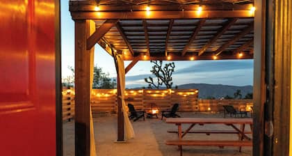 Cozy casita on quiet desert hillside with views, fire pit and grill!