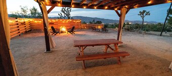 Cozy casita on quiet desert hillside with views, fire pit and grill!