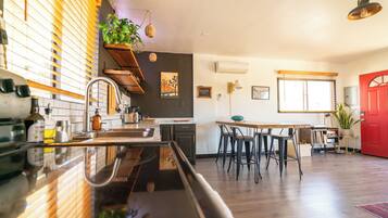 Fridge, oven, stovetop, coffee/tea maker