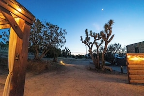 Property grounds - Cozy casita on quiet desert hillside with views, fire pit and grill! (Yucca Valley)