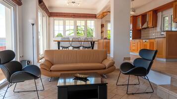 Älytelevisio, takka, DVD-soitin, musiikkikirjasto