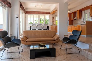 Smart TV, lareira, DVD player, biblioteca musical