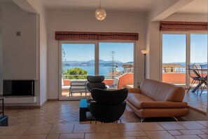 Smart TV, fireplace, DVD player, music library