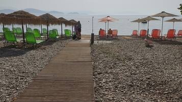 在海滩、沙滩椅、沙滩毛巾