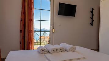 4 bedrooms, in-room safe, desk, iron/ironing board