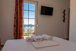 4 bedrooms, in-room safe, desk, iron/ironing board