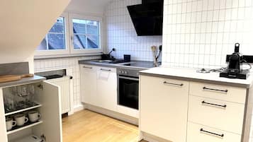 Kühlschrank, Ofen, Geschirrspüler, Wasserkocher mit Kaffee-/Teezubehör