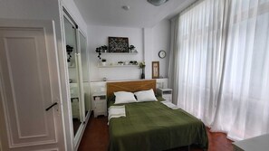 1 dormitorio, tabla de planchar con plancha, wifi y ropa de cama