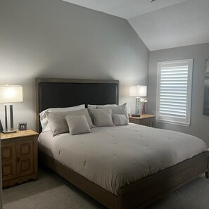 2 bedrooms, desk, iron/ironing board, free WiFi - Ideal for long stays Rental 30 days. 9 min. from DFW airport
2BR, with office. (Grapevine)