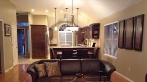 Smart TV, fireplace, DVD player, books - Ideal for long stays Rental 30 days. 9 min. from DFW airport
2BR, with office. (Grapevine)