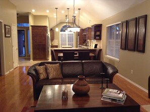 Smart TV, fireplace, DVD player, books - Ideal for long stays Rental 30 days. 9 min. from DFW airport
2BR, with office. (Grapevine)