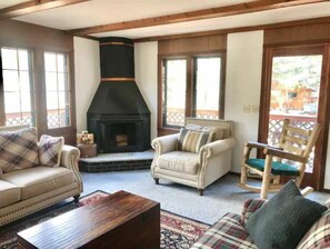 Smart TV, fireplace, DVD player, books