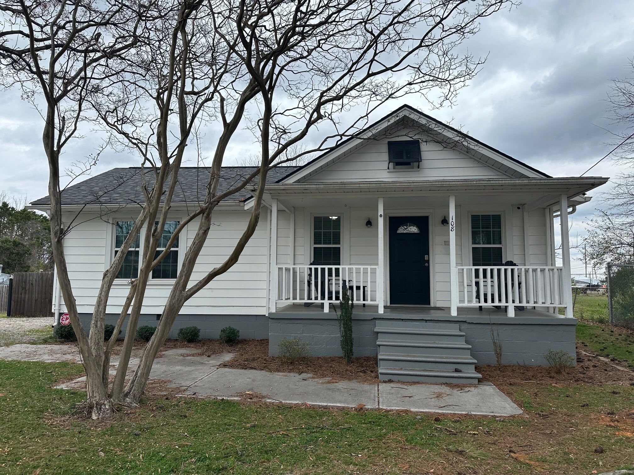 Cozy house located near NCSU,  PNC Arena, Fairgrounds with large yard