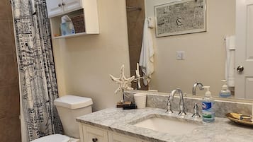 Douche, serviettes fournies, papier toilette
