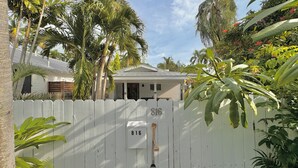 A white picket fence with the number 816, a mailbox, and a house with a porch in the background. - Beautiful Old Town 2 bedroom Cottage on a Private Lane (Key West)