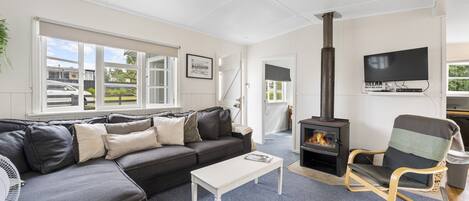 Una televisión, una chimenea