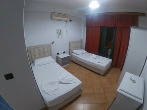 1 bedroom, WiFi, bed sheets - Cozy room for 2 people in marvelous Sarandë with AC, WiFi (Sarandë)