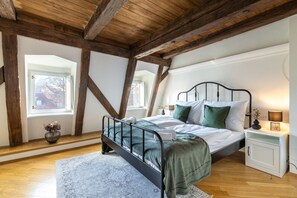 5 bedrooms, desk, iron/ironing board, free WiFi