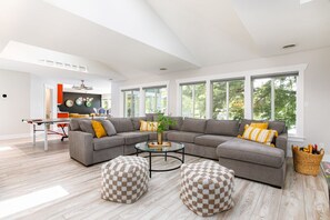 TV connectée, cheminée, jeux vidéo, table de tennis de table