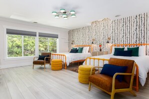 Escriptori, planxa i posts de planxar i un bressol de viatge