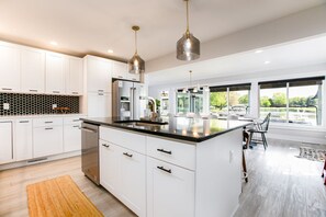 Frigorífic, microones, forn i placa de cuina