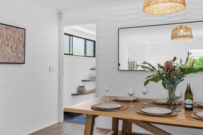 Dining - Collingwood - 4BR modern beachfront holiday home (Vincentia)