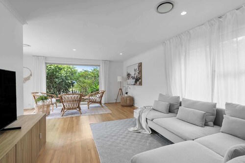 Collingwood - 4BR modern beachfront holiday home