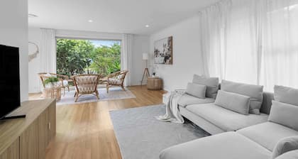 Collingwood - 4BR modern beachfront holiday home