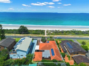 Exterior - Collingwood - 4BR modern beachfront holiday home (Vincentia)