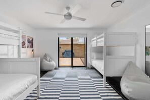 4 bedrooms, iron/ironing board, WiFi, bed sheets